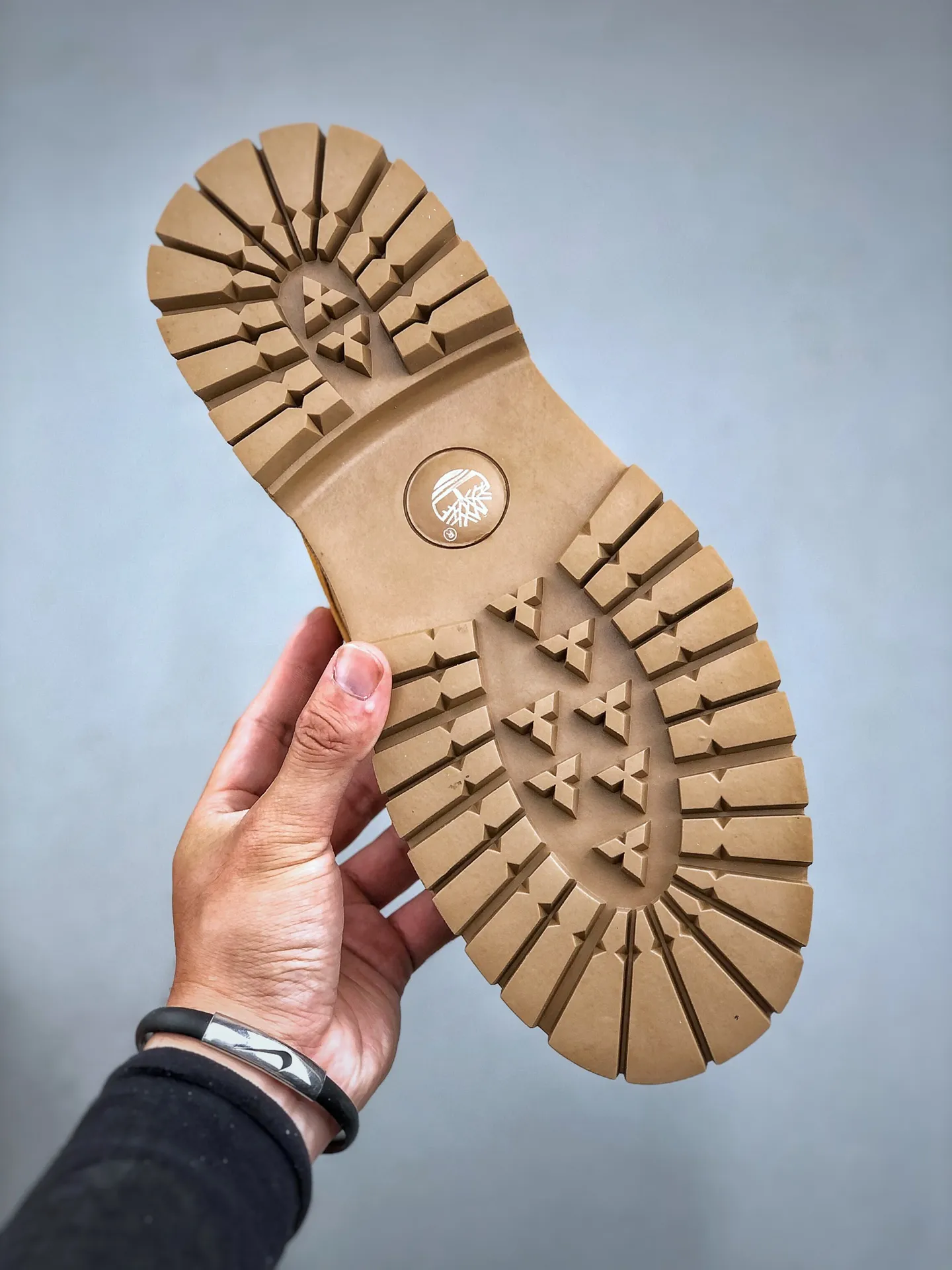 Local pick-up 💰560 supports store release. New goods 🚀 #Timberland Timberland/Timberland outdoor high-top casual rhubarb boots series #Guangdong Dachang quality, original box and original packaging, fashionable and trendy matching. The fabric is made of Italian 🇮🇹 top-grade frosted fine-grained cowhide. It is matched with anti-odor and anti-corrosion genuine leather latex insoles. The outsole and hardware are all made from OEM raw materials. It is the same as the original Goodyear and will never be glued. Good products do not kill pigs. Exclusively launched on the whole network. The quality is unquestionable. The whole set of official website unified packaging gives you a perfect wearing experience. The quality is exquisite and durable. A must-have for sportsmen. Specially designed to treat those who are not handsome. High-quality and first-class foot feel. Special for cold protection and outdoor use this winter. Casual matching for daily use. Size: 38 39 40 41 42 43 44 (leather shoe size)